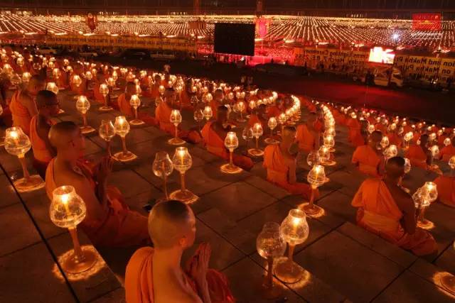 泰国壮观的万佛节 第10张图片