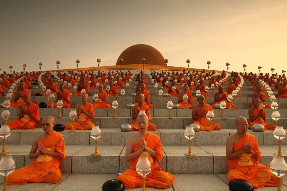 泰国壮观的万佛节 第1张图片
