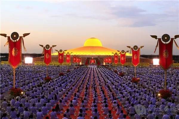 泰国壮观的万佛节 第14张图片