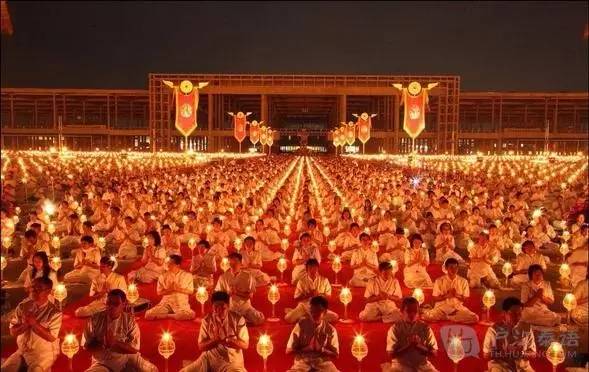 泰国壮观的万佛节 第4张图片
