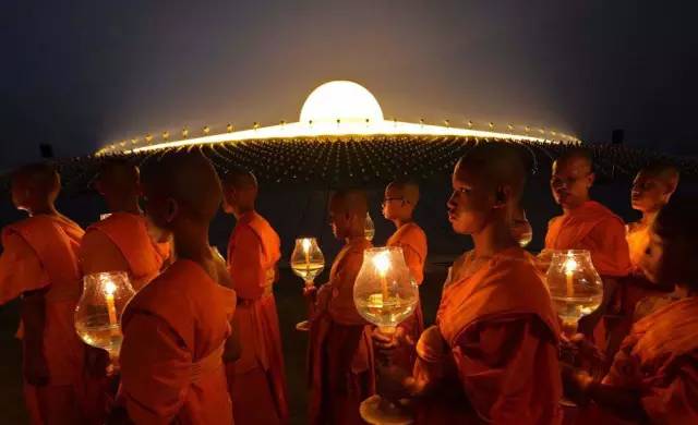 泰国壮观的万佛节 第11张图片