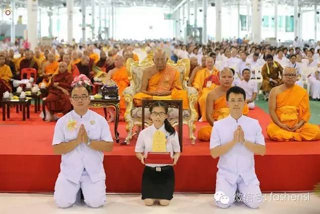 泰国壮观的万佛节 第9张图片